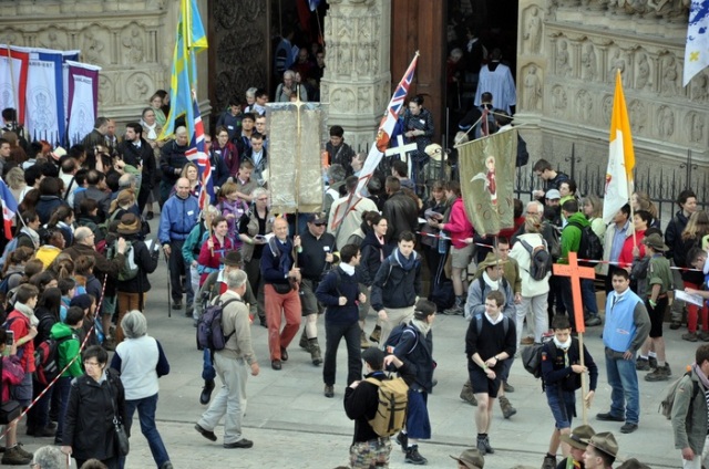 British chapters leaving Notre-Dame de Paris for the 2013 pilgrimage to Chartres